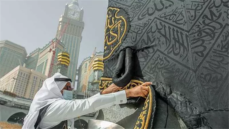 «الإحرام أو التشمير».. لماذا تُرفع كسوة الكعبة خلال موسم الحج؟