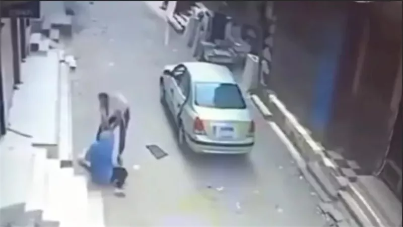 القصة الكاملة..كواليس فيديو ضرب وسحل سيدة كرداسة في شوارع أوسيم | شاهد