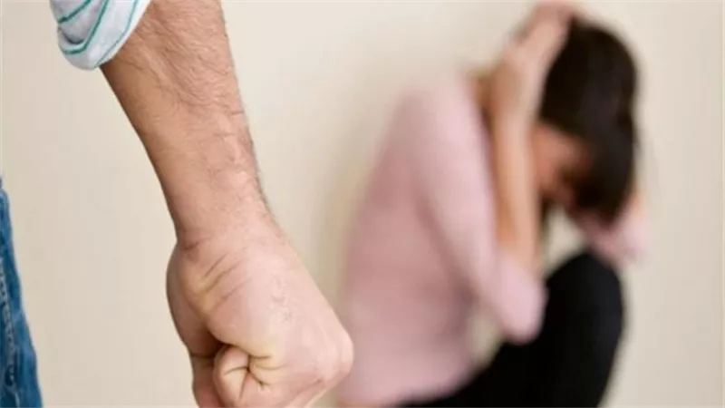 تفاصيل مثيرة..120 جنيها وخناقة بخرطوم تنهي عشرة نقاش العمرانية وزوجته
