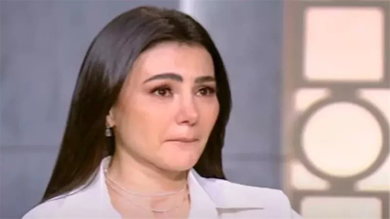 لهذا السبب.. دينا فؤاد تدخل في نوبة بكاء على الهواء | فيديو