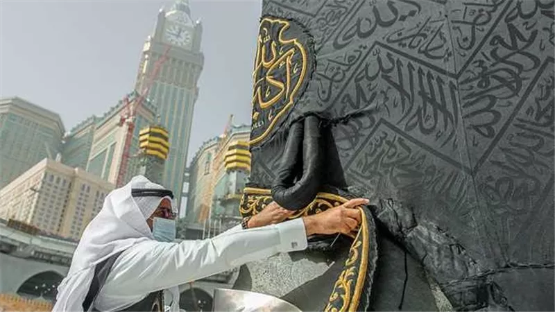 بعد تسلمهم الكسوة.. من هم «سدنة بيت الله الحرام» الذين يحتضنون مفاتيح الكعبة حتى قيام الساعة؟