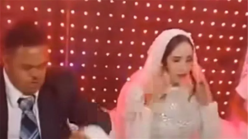 العروسة بتبكي.. فيديو زفاف شاب مصاب بمتلازمة داون يثير الجدل على السوشيال ميديا | شاهد 