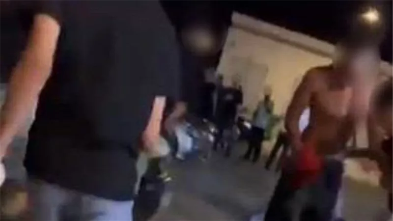 مشاجرة عنيفة..التفاصيل الكاملة لخناقة الشباب داخل قرية سياحية بمطروح | فيديو 