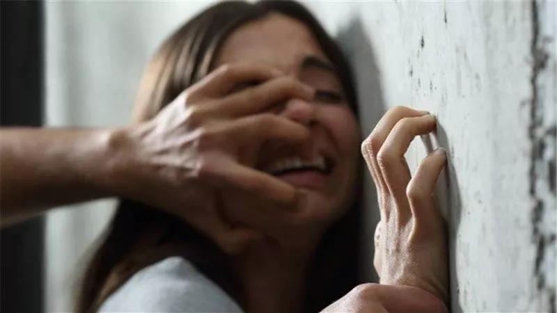 اعتدوا عليها بالقوة وصوروها.. تفاصيل مثيرة في حبس 4 شباب هتكوا عرض سيدة من ذوي الهمم بطنطا