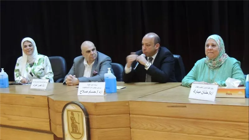 طلاب طب قصر العيني يناقشون التحرش الإلكتروني في اليوم العلمي الثالث (صور)