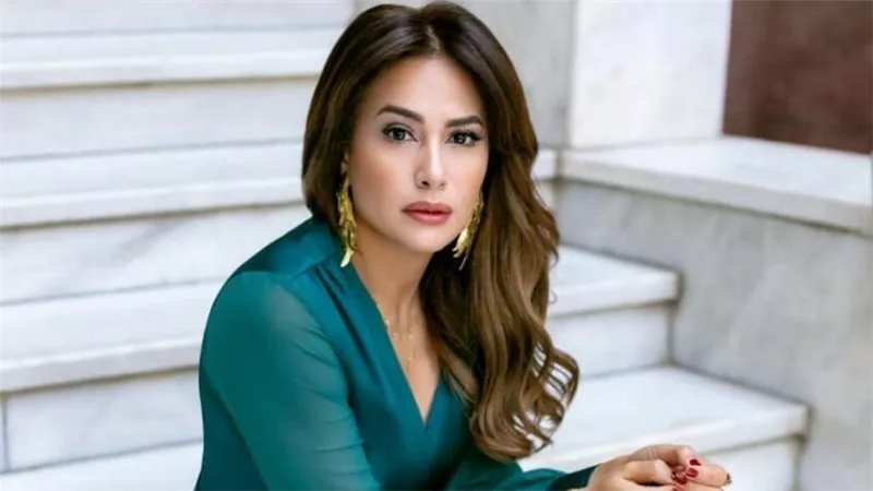 استقيموا يرحمكم الله..كيف دافع نجوم الفن عن هند صبري بعد مطالبات ترحيلها من مصر؟ 