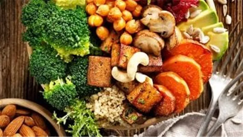 احرص على تناولها.. 10 أطعمة سحرية لتنظيم الأمعاء وتحسين الهضم