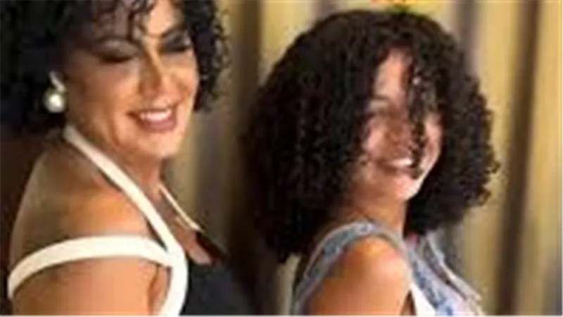 فولة واتقسمت نصين.. رانيا يوسف تثير ضجة بإطلالة جريئة مع ابنتها | شاهد