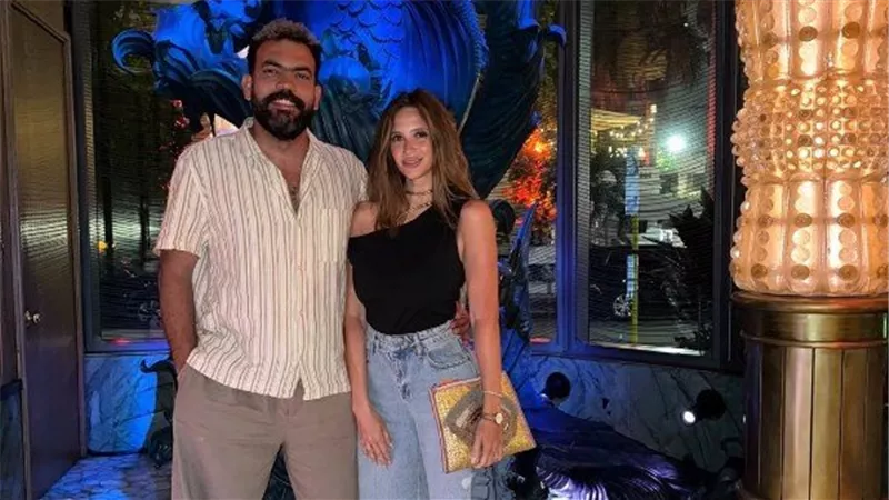 بنطلون ممزق.. زوجة خالد عليش تثير الجدل بهذه الإطلالة | شاهد