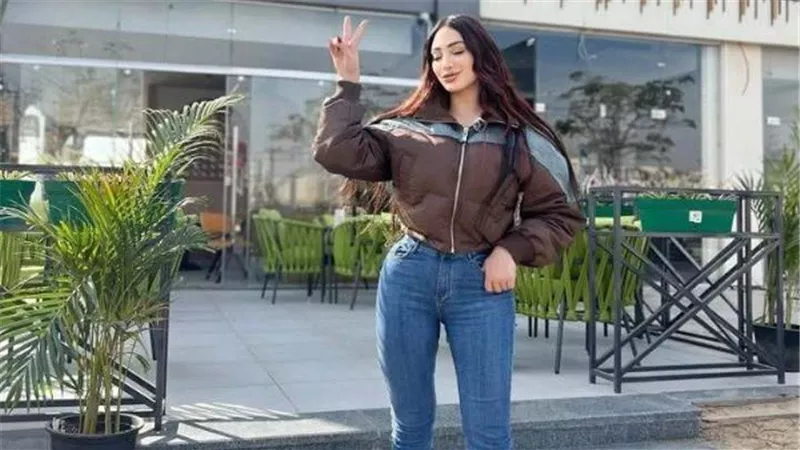 خصر منحوت.. زوجة عصام صاصا تثير الجدل بعد عمليات التجميل | شاهد 