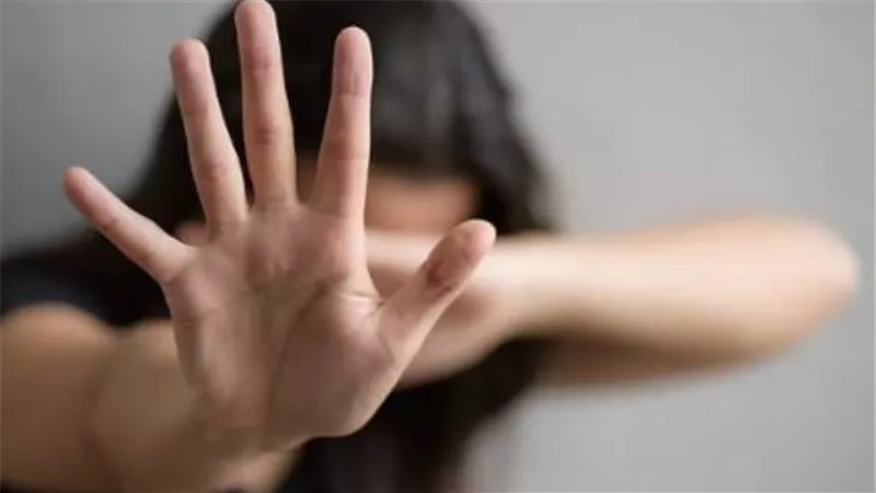  لمسها وقال كلام وحش.. تفاصيل مثيرة في اتهام موظف بالتحــ.ـرش بزميلته بالوراق