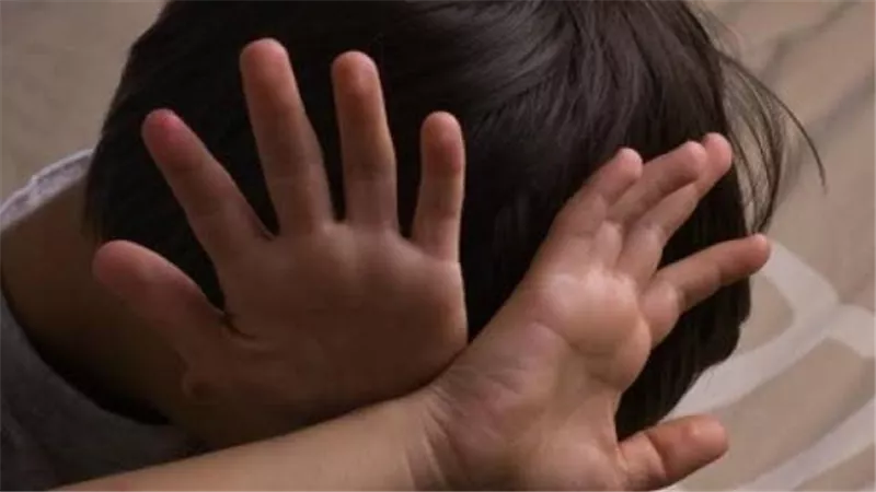 استدرجه لأرض زراعية.. تفاصيل مثيرة في اتهام عامل بهـ.ـتك عرض طفل من ذوي الهمم بمنشأة القناطر 