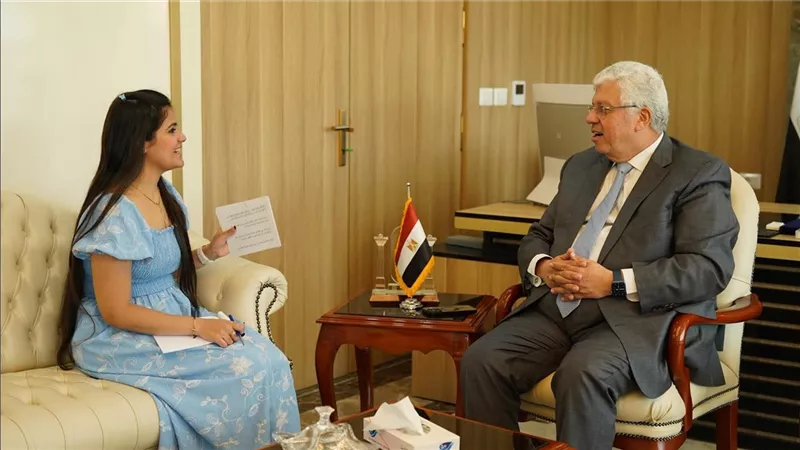 وزير التعليم العالي يستعرض آليات عمل الوزارة في حوار صحفي مع طالبة بـ
