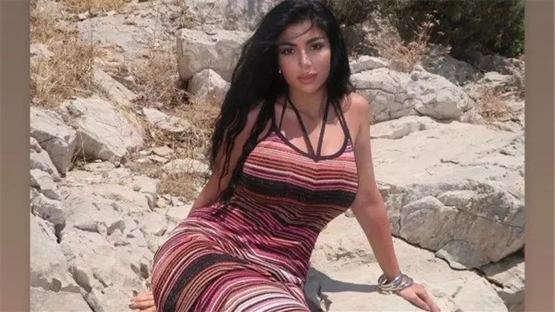 فستان أحمر جريء.. كارولين عزمي تثير ضجة بهذه الإطلالة | شاهد 