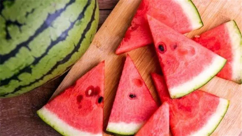 احذره..خطأ شائع أثناء تقطيع البطيخ يسبب التسمم الغذائي