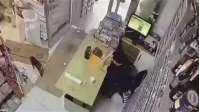 خرج خائفًا قبل معرفة السبب الحقيقي..لحظات فزع صاحب بقالة رأى صندوقًا يتحرك بـ«قوة غير مرئية» | فيديو