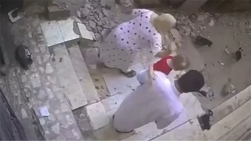 فيديو مثير للجدل.. حقيقة اعتداء سيدة على كلاب بأبو كبير
