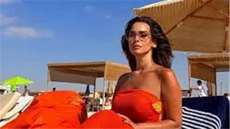 مايوه فوشيا.. إيمان العاصي تثير ضجة بإطلالة جريئة | شاهد