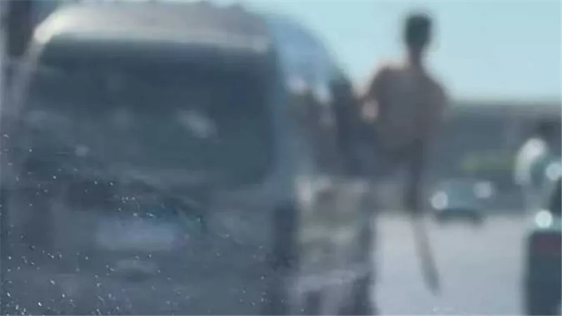 بسيف على طريق عمومي.. شخص عارٍ يستعرض عضلاته أمام المواطنين في عز النهار | شاهد