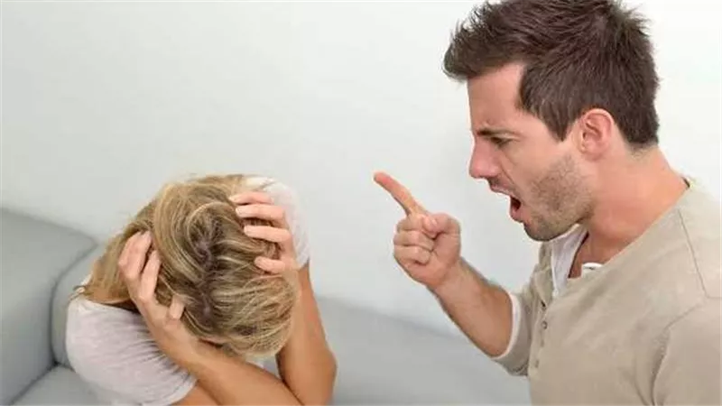 افردي وشك.. 10 جمل مستفزة يقولها الزوج لزوجته لحماية غروره الهش