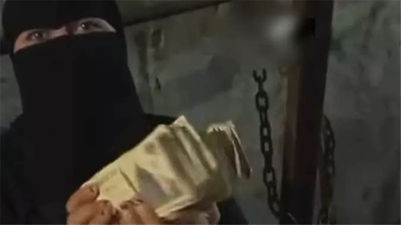 عملتهم في شهر.. فيديو متداول لسيدة تزعم جمع 100 ألف جنيه من التسول أمام مسجد | شاهد