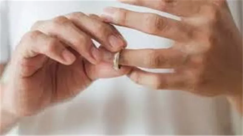 أنا بنت ناس ومش همسح سلالم..مُدرسة تطلب خلع زوجها في محكمة الأسرة