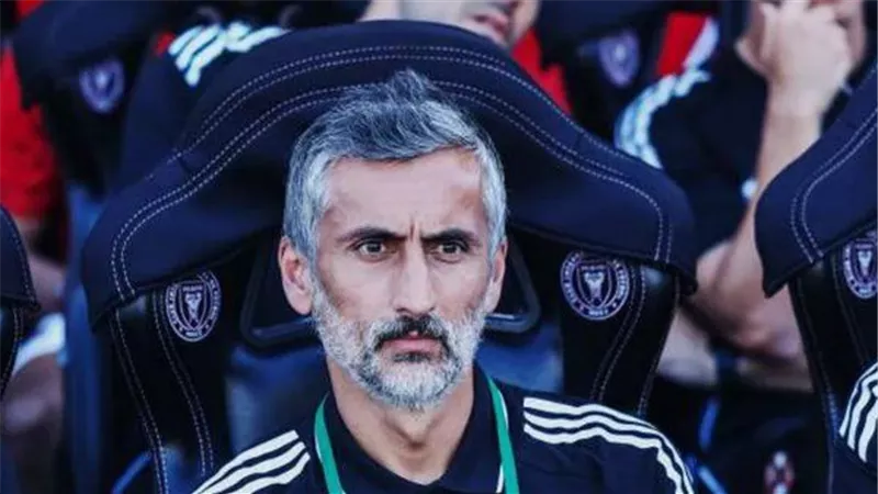 من هم؟.. تفاصيل رحيل ثلاثي الأهلي بفرمان من المدرب الجديد 