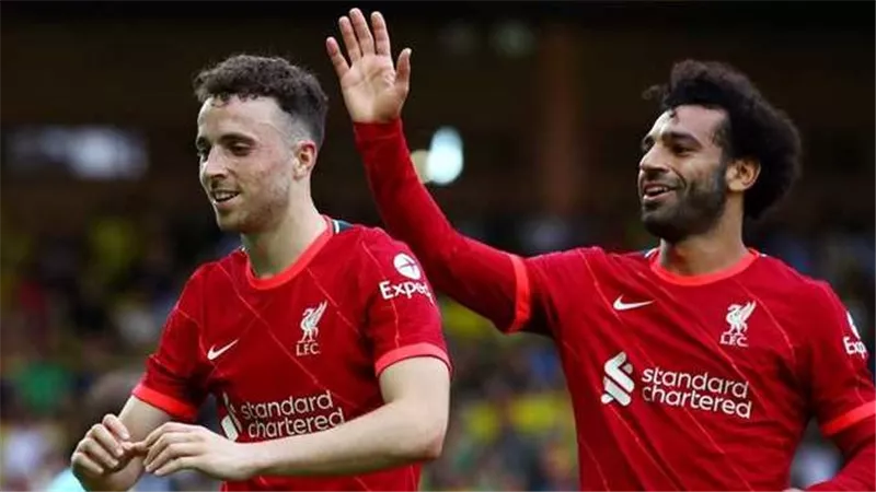 ملامح حزينة.. أول ظهور لـ محمد صلاح بعد وفاة جوتا | شاهد