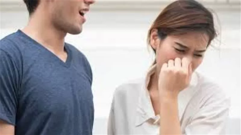  وداعًا للإحراج.. أسباب رائحة الفم الكريهة و8 طرق فعالة للتخلص منها 