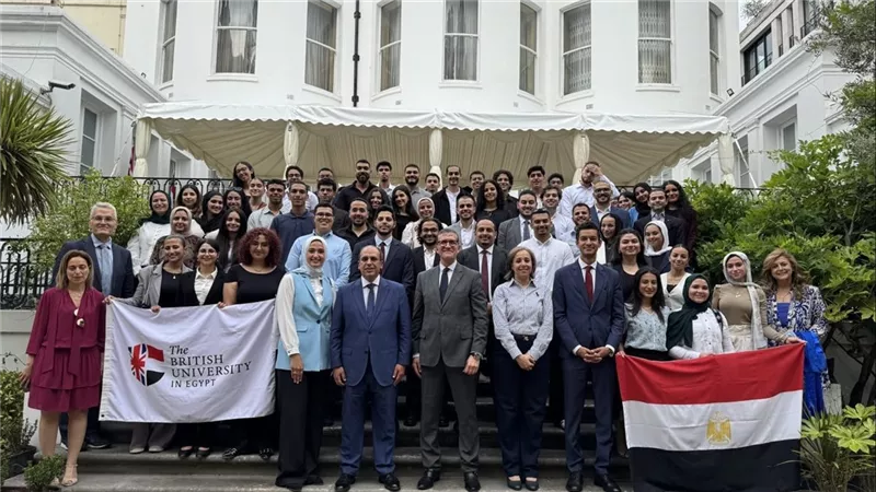 رئيس الجامعة البريطانية وعدد من طلابها يلتقون سفير مصر بالمملكة المتحدة