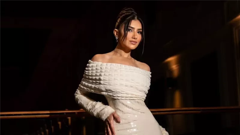 من سيارتها.. مي عمر تثير ضجة بهذه الإطلالة | شاهد