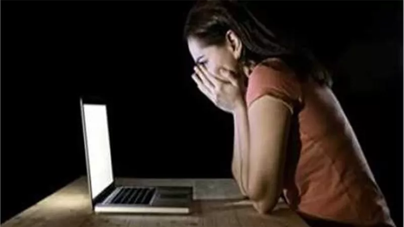  غدر النهايات.. فتاة تتهم حبيبها بتهديدها بنشر صورها الخاصة 