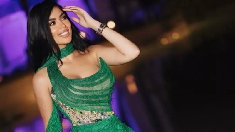 قوام رشيق.. كارولين عزمي تخطف الأنظار بفستان مخطط | شاهد