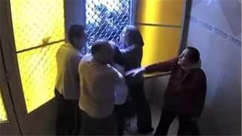 استغلوا غياب الرجال وضربونا.. سيدة مدخل عقار المنصورة تروي تفاصيل الواقعة التي أثارت الجدل