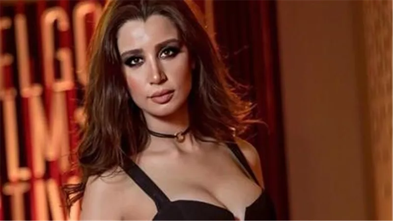 ملكة جمال دخلت الفن على يد خالد يوسف..معلومات لا تعرفها عن سارة التونسي نجمة مملكة الحرير 