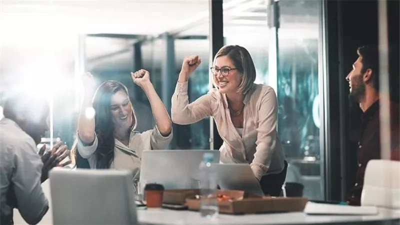 متفائلون دائمًا يحولّون الأزمات لمواقف مضحكة.. حكاية 4 أبراج بيبصوا لنُص الكوباية المليان