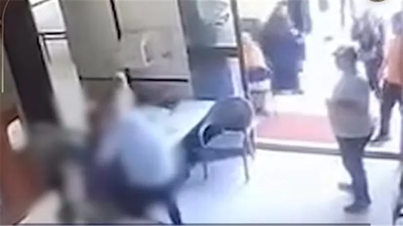  بإيده ورجله.. القصة الكاملة لاتهام عاطل بضرب طليقته خلال رؤية نجله داخل نادٍ بالإسماعيلية | فيديو