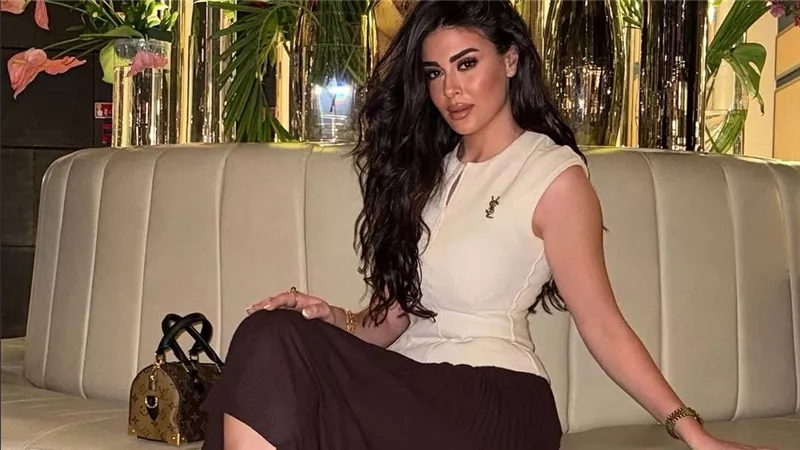 على البحر.. ميرنا نور الدين تخطف الأنظار في أحدث ظهور | شاهد