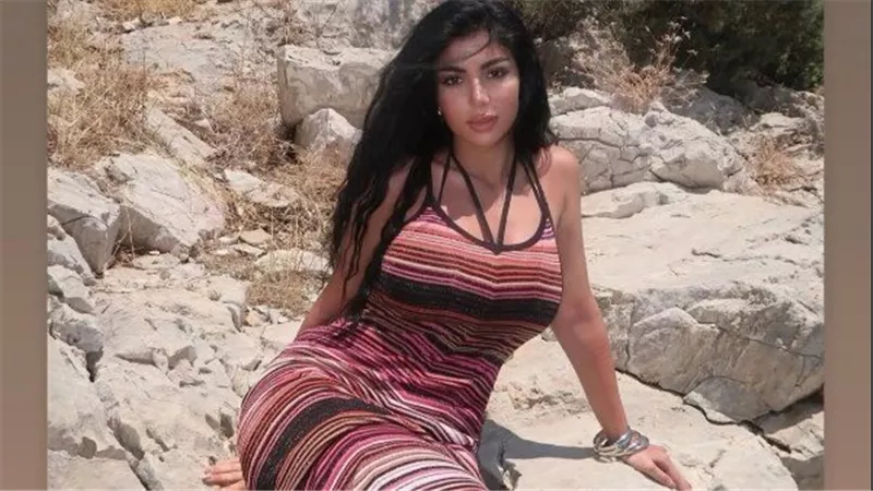 على البحر.. كارولين عزمي تخطف الأنظار بإطلالة جريئة | شاهد