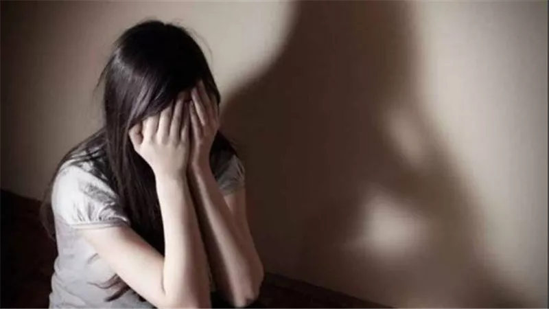  حبيبها ضحك عليها وهرب.. القصة الكاملة لتخلص فتاة من رضيعها بمعاونة والدها أمام مسجد بالجيزة