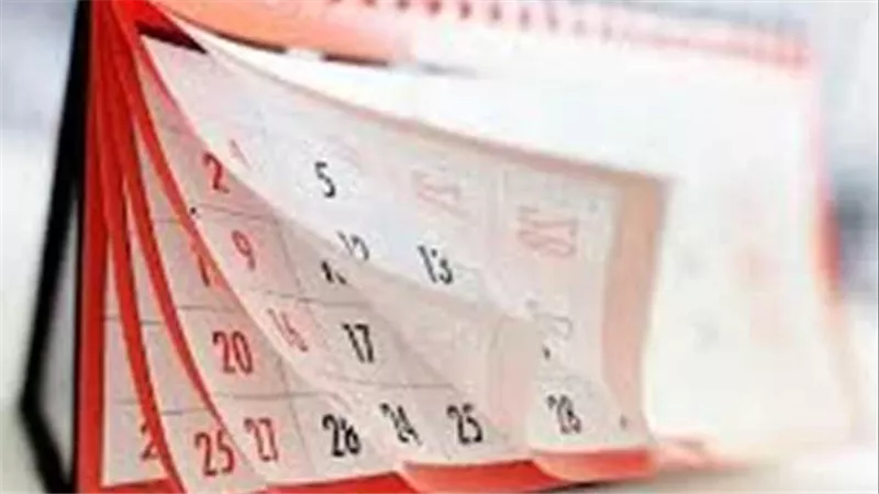حدده أمير المؤمنين ويختلف 11 يومًا عن «الميلادية».. متى بدأ التقويم الهجري وترتيب الأشهر؟ | فيديو