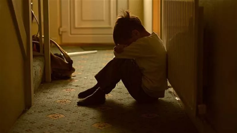 هدده بمنجل.. التفاصيل الكاملة للحكم على شاب بتهمة هتك عرض طفل في بني سويف