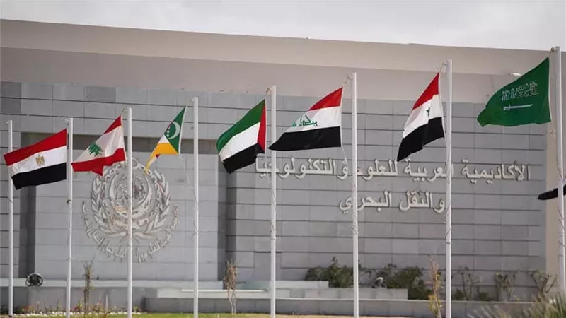 رئيس الأكاديمية العربية يهنئ خريجي «كلية القانون» المعينين بالنيابة العامة ومجلس الدولة