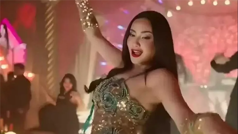 من سيارتها.. مي القاضي تخطف الأنظار بإطلالة جديدة | شاهد 