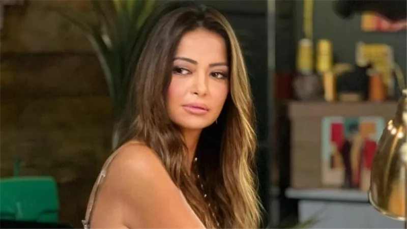 فستان جريء.. داليا مصطفى تخطف الأنظار بهذه الإطلالة | شاهد 