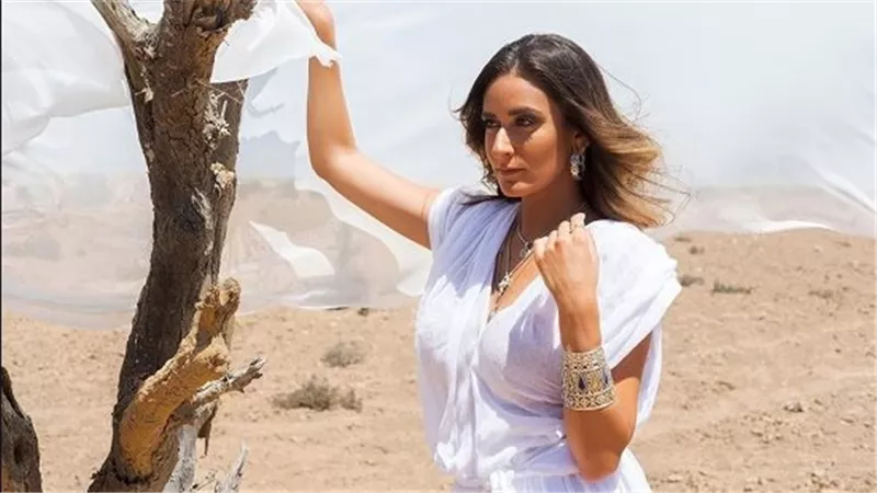  سوت جذابة.. أمينة خليل تخطف الأنظار بهذه الإطلالة | شاهد