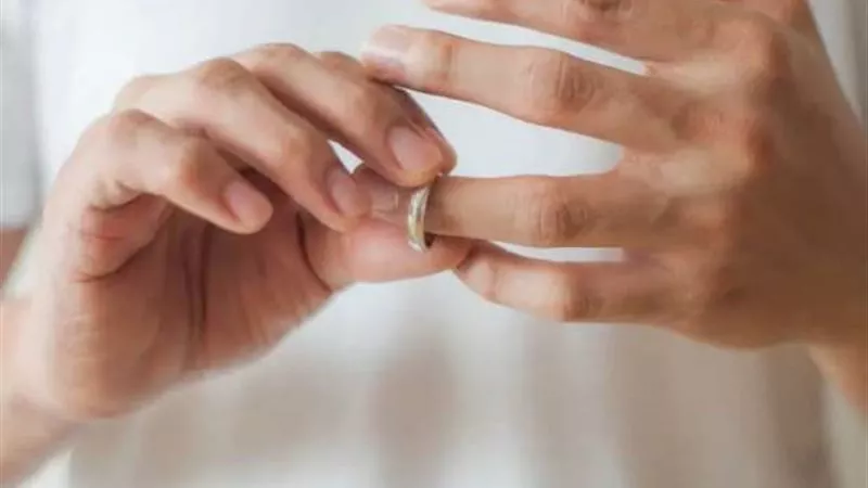 بيسلف هدومي لأخواته البنات..سمر تطلب خلع زوجها في محكمة الأسرة