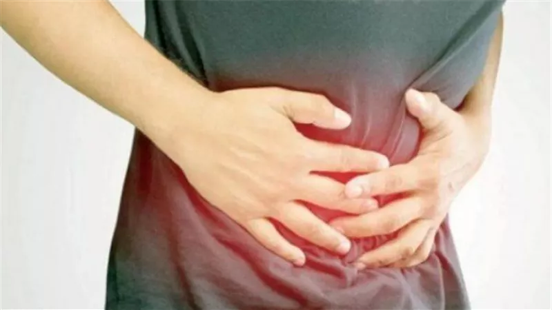  أبرزها شرب الماء بهذه الطريقة.. 5 عادات يومية تسبب الانتفاخ