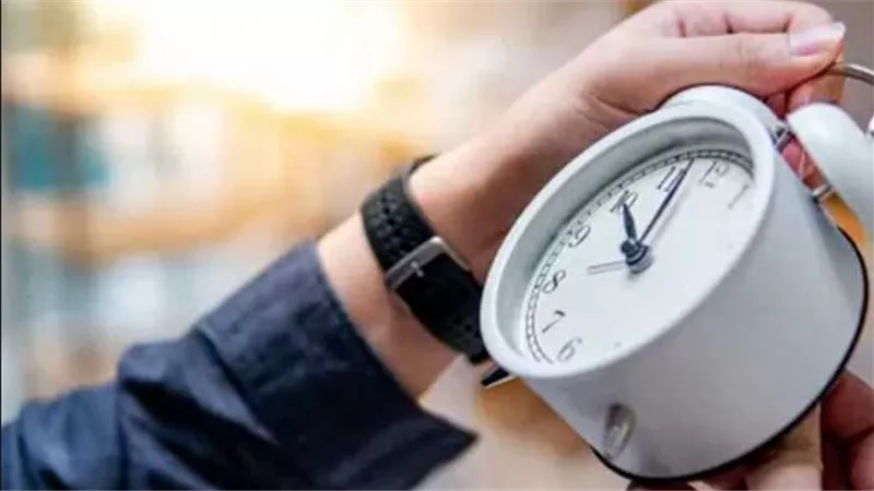 موعد تطبيق التوقيت الشتوي 2025 وتأخير الساعة 60 دقيقة