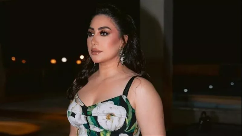 فستان جريء.. بوسي تلفت الأنظار بإطلالة جديدة | شاهد